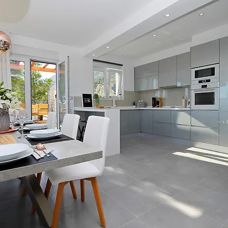 Mirna With Heated Pool & Whirlpool, Traditional Wine Bar, 150m From Sea Vila Lokva Rogoznica