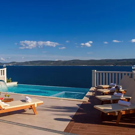 Villa Mirna With Heated Pool & Whirlpool, Traditional Wine Bar, 150m From Sea *