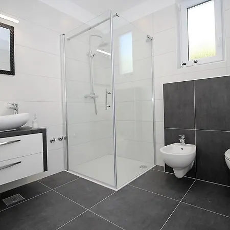 Mirna With Heated Pool & Whirlpool, Traditional Wine Bar, 150m From Sea *