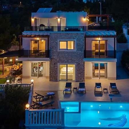 וילה Mirna With Heated Pool & Whirlpool, Traditional Wine Bar, 150m From Sea לוקבה