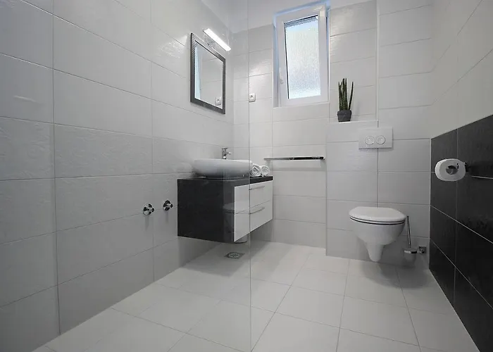 Mirna With Heated Pool & Whirlpool, Traditional Wine Bar, 150m From Sea *